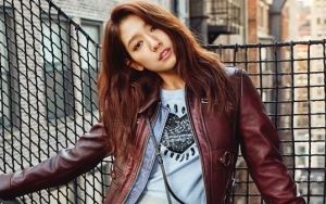 Kunjungi Barcelona, Park Shin Hye Pamer Nonton Pertandingan Bola