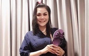 Nyeleneh Pakai Daster di Bandara, DJ Butterfly Malah Bikin Fans Makin Cinta