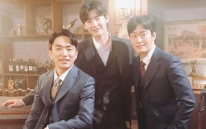 Lee Jong Suk Narsis Bareng 2 Aktor 'Hymn of Death', Ganteng Siapa?