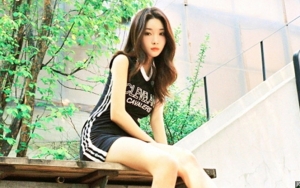 Seksi dan Sporty, Intip Penampilan Kim Chung Ha di Pemotretan Terbaru