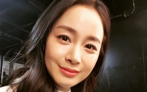 Pakai Make Up Tipis, Kim Tae Hee Dipuji Tetap Cantik di Foto Ini