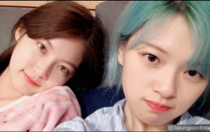 Selfie Bareng, Jeongyeon-Seung Yeon Adu Cantik Tanpa Make Up