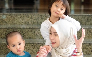 Pose 'Dihukum' Bareng Zaskia Adya Mecca, Bhai Kaba Curi Perhatian Netter