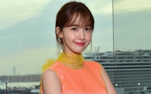 Pakai Sepatu Trendy, Yoona Bergaya Kasual Jalan-Jalan di New York