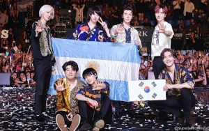 Super Junior Dipeluk dan Dicium Host Acara TV Meksiko, Fans Ngamuk