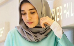 Ditinggal Suami ke Mekah, Dhini Aminarti Kangen Berat