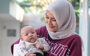 Setelah Ekspresi Syok, Bayi Zaskia Adya Mecca Foto Wajah Melas