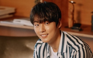 Ganteng dan Populer, Yoon Shi Yoon Ungkap Mengapa Ia Bebas Gosip Kencan