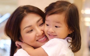 Pegang Perut Vicky Shu, Anak Sarwendah Ingin Minta Adik?
