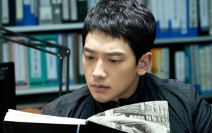Rain Pamer Foto Seksi di Kolam Renang, Netter Heboh