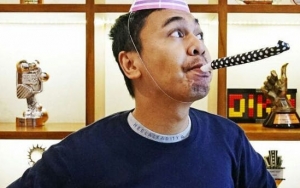 Bulan Madu, Raditya Dika Pamer Pose Aneh Jadi Turis