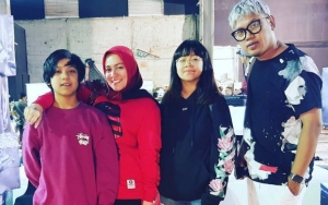 Rela 'Nyeker' Demi Cinta yang Lelah Pakai High Heels, Uya Kuya Dijuluki Papa Terhebat