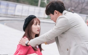 Romantisnya Lee Sung Kyung-Lee Sang Yoon Gandengan Saling Tatap di Poster 'About Time'