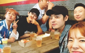 Syuting 'Salty Tour' di Amerika, Sunny Ceria Pose Bareng Chanyeol Hingga Jun Jung Young