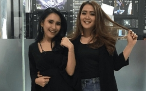 Vega Darwanti Pamer Foto Bareng, Kaki Ayu Ting Ting Malah Bikin Salfok