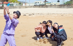 Xiumin Asyik Narsis Bareng Kim Min Suk cs di 'It's Dangerous Outside the Blankets'