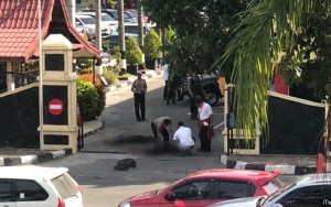 Mapolda Riau Diserang Terduga Teroris dengan Samurai, Ipda Auzar Gugur Ditabrak Mobil Pelaku