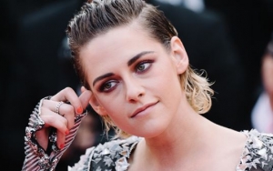 Protes Aturan 'No Flats', Kristen Stewart Nyeker di Red Carpet Cannes
