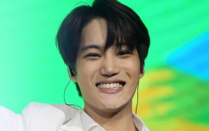 Ikut Promosi, Gantengnya Kai Pakai Kaos Fashion Line Baekhyun 