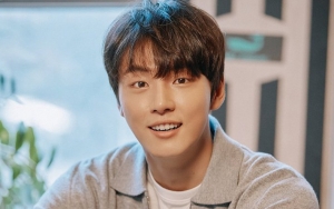 Bantah Pacari Jin Se Yeon, Yoon Shi Yoon Ceria Sapa Publik di Bandara