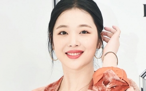Hadiri Acara Perhiasan, Sulli Tampil Cantik Kenakan Busana Ini