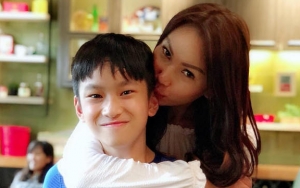 Dirawat di Rumah Sakit, Kalina Oktarani Didampingi Sang Anak