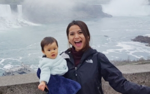 Liburan ke Air Terjun Niagara, Ekspresi Acha Septriasa dan Sang Anak Bikin Gemas