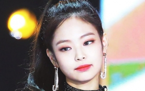 Jadi Model Iklan Sepatu, Jennie Black Pink Pose Umbar Paha