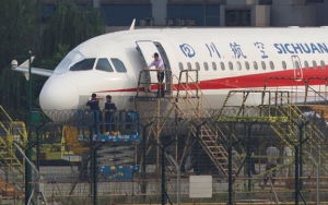 Kaca Pesawat Pecah, Kopilot Sichuan Airlines Nyaris Tersedot Keluar