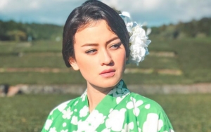 Tunjukkan Senyum Lebar, Kimberly Ryder Buat Netter Terpesona