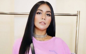 Gaya Hijab Diprotes, Denada Dibela Habis-Habisan oleh Netter