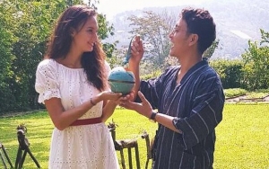 Nadine Chandrawinata dan Dimas Anggara Ucapkan Selamat Berpuasa dari Dalam Laut