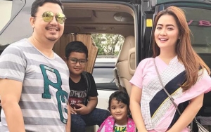 Cantik Pakai Mukena, Vega Darwanti Curhat Jauh dari Sang Suami