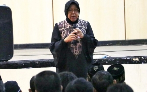 Wali Kota Risma Sujud Depan Takmir Masjid Hingga Menangis Soal Anak Korban Bom Surabaya