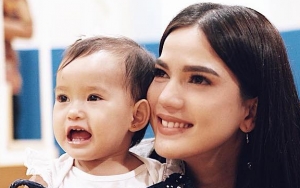 Bikin Gemas, Anak Alice Norin Pakai Hijab Untuk Tarawih