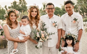 Aurel Bikin Kejutan Dinner untuk Ultah Nikah Anang-Ashanty, Lucunya Arsy Beri Hadiah Bunga Mawar