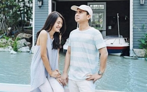 Mirror Selfie Bersama Istri, Raditya Dika Senyum 'Terpaksa' Dibilang Seperti Om-Om
