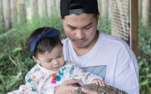 Berdiri Dekat Ular Piton Raksasa, Putri Glenn Alinskie Bikin Netter Ngeri