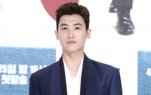 Posting Foto Jongkok di Lokasi Syuting 'Suits', Wajah Ganteng Hyungsik Disorot