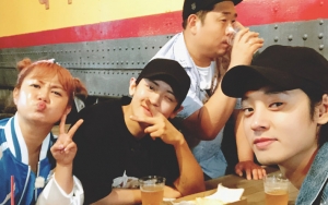 Syuting 'Salty Tour' di LA, Chanyeol Kembali Selfie Bareng Jung Joon Young cs