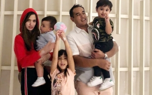 Bermain Seperti Anak Kecil di Tempat Umum,  Nia Ramadhani dan Ardi Bakrie Sukses Buat Iri