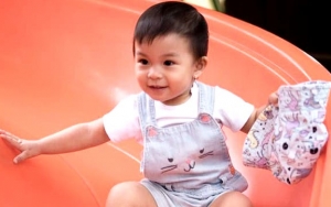 Pakai Swimsuit, Anak Glenn Alinskie Sukses Bikin Netter Gemas