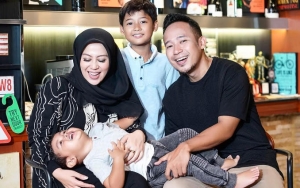 Selalu Sahur Sendiri Selama 11 Tahun, Istri Denny Cagur Datang ke Lokasi Syuting Beri Kejutan