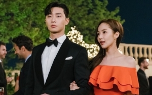 Park Seo Joon dan Park Min Young Duduk Sambil Adu Keren di Poster 'Why, Secretary Kim?'