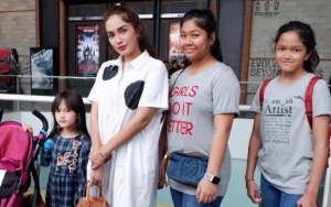 Tampil Cantik di Wisuda Anak, Ussy Sulistiawaty Malah Dibully Salah Kostum