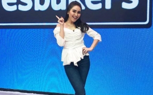 Ayu Ting Ting Pamer Foto Salat di Kerumunan, Netter Kasihani Pihak Online Shop