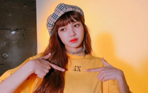 Lisa Black Pink Pamer Foto Melamun Imut Hingga  Hentikan Taksi