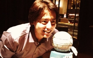 Ulang Tahun, Roger Danuarta Diberi Kejutan Kue Bertema 'Star Wars'