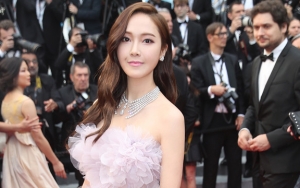 Santai di Cannes, Cantiknya Jessica Bak Pemotretan Majalah di Foto Ini