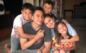 Rayakan Ultah Bareng Keluarga, Darius Sinathrya Dapat Kado Istimewa